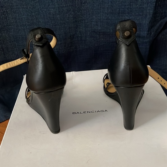 BALENCIAGA STUDDED LEATHER WEDGES 💋 - Picture 4 of 4